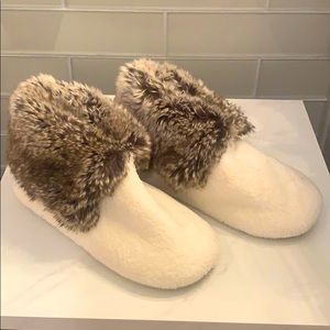 Never worn plush Pottery barn slippers